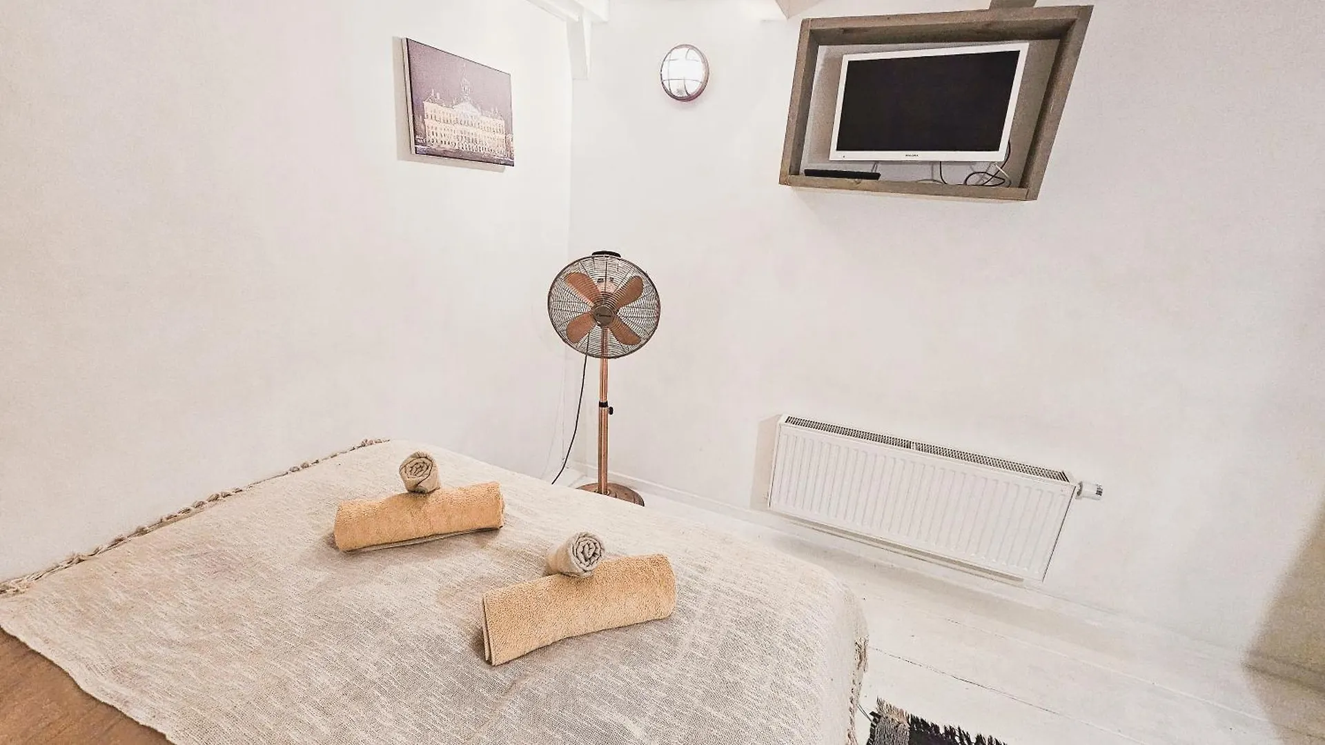 Two Bedroom Apartment In Historic Canalhouse From 1618 - City Centre 阿姆斯特丹 住宿加早餐酒店