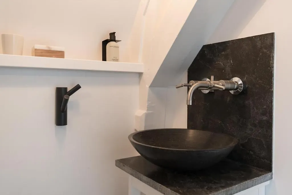 Two Bedroom Apartment In Historic Canalhouse From 1618 - City Centre Amsterdam 2*,  Niederlande