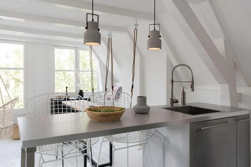 Two Bedroom Apartment In Historic Canalhouse From 1618 - City Centre Amsterdam 2*,