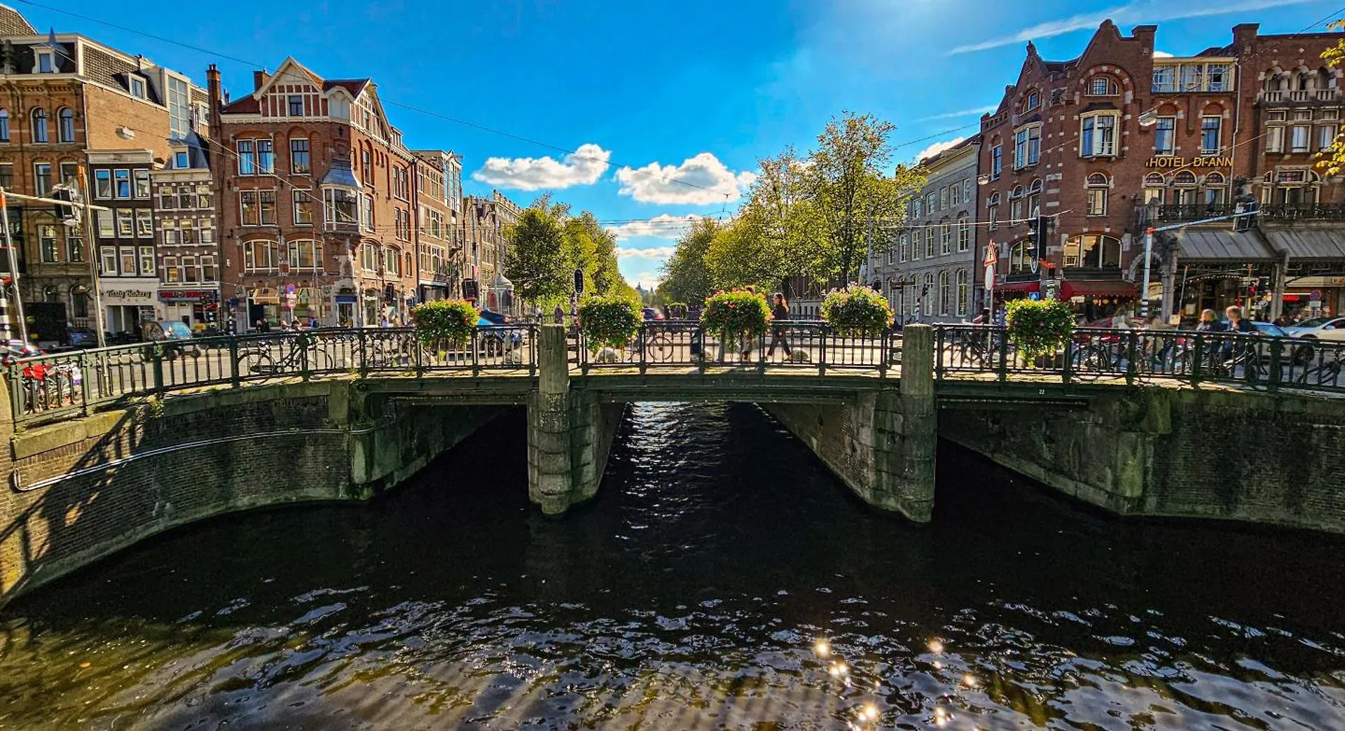 Two Bedroom Apartment In Historic Canalhouse From 1618 - City Centre Amsterdam Couette-café